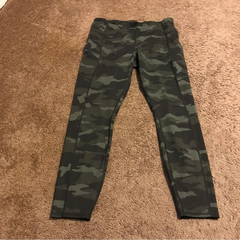 Athleta CAMO CONTENDER 7/8 TIGHT